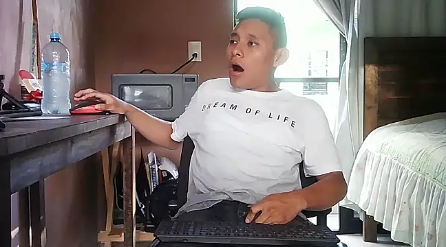 Snapshot of LEDRIX chatting on 4, 2, 2025 LEDRIX online show from 4, 2, 2025