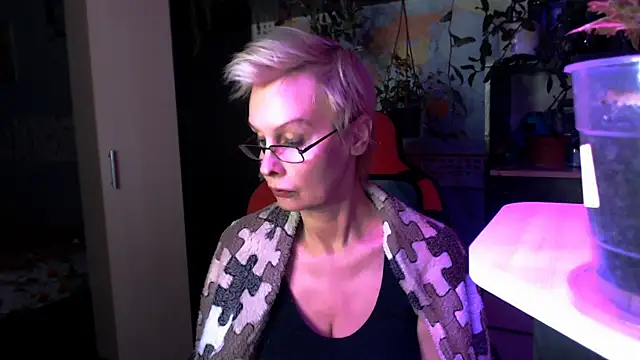 Snapshot of HelgaHimmell chatting on 5, 4, 2026 HelgaHimmell online show from 5, 4, 2026
