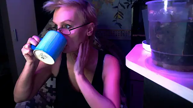 Snapshot of HelgaHimmell chatting on 6, 4, 2026 HelgaHimmell online show from 6, 4, 2026