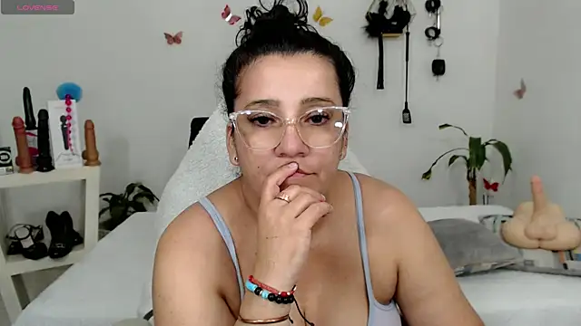Snapshot of mom_hot__ chatting on 21, 10, 2025 mom hot online show from 21, 10, 2025