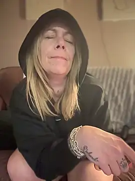 Snapshot of blondebitch2 chatting on 6, 2, 2025 blondebitch2 online show from 6, 2, 2025