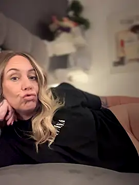 blondebitch2 online show from 15, 11, 2025