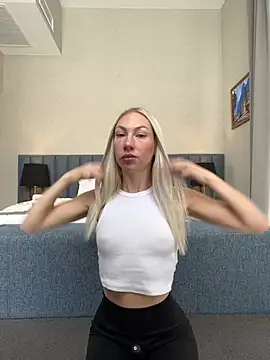 LuisaBecker online show from 24, 12, 2024