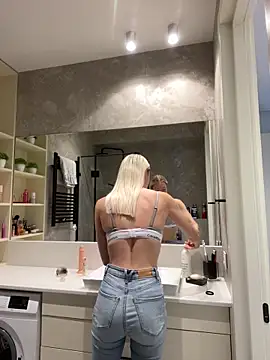 LuisaBecker online show from 2, 1, 2025