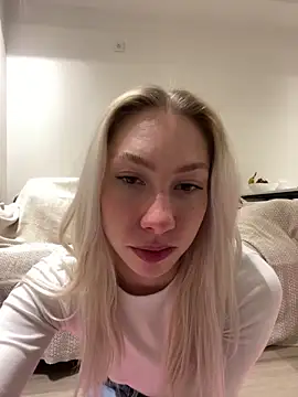 LuisaBecker online show from 10, 2, 2025