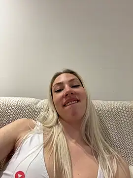 LuisaBecker online show from 28, 2, 2025