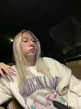 LuisaBecker online show from 17, 3, 2025