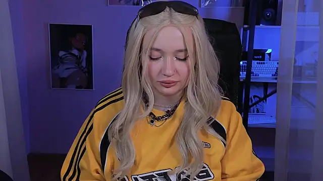 Snapshot of carolina_elf chatting on 25, 10, 2025 carolina elf online show from 25, 10, 2025