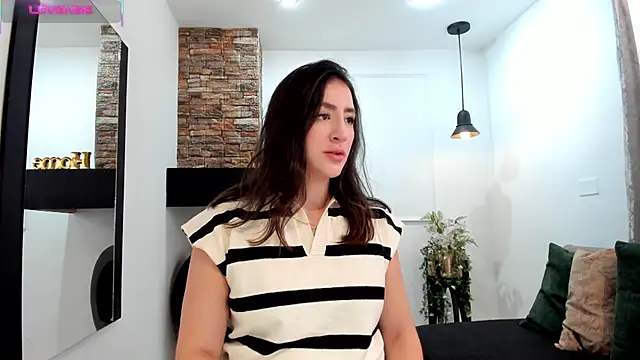 Snapshot of _AlejaCruz_ chatting on 14, 9, 2025 AlejaCruz online show from 14, 9, 2025