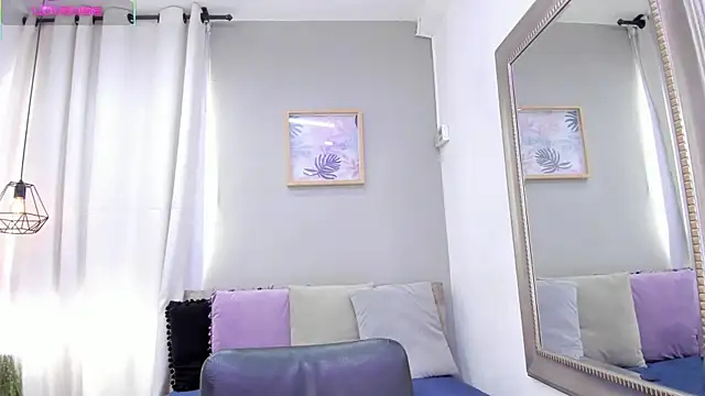 Snapshot of _AlejaCruz_ chatting on 28, 9, 2025 AlejaCruz online show from 28, 9, 2025