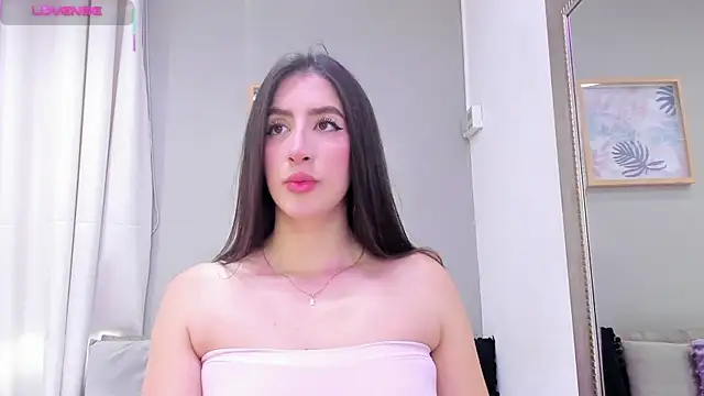 Snapshot of _AlejaCruz_ chatting on 4, 10, 2025 AlejaCruz online show from 4, 10, 2025