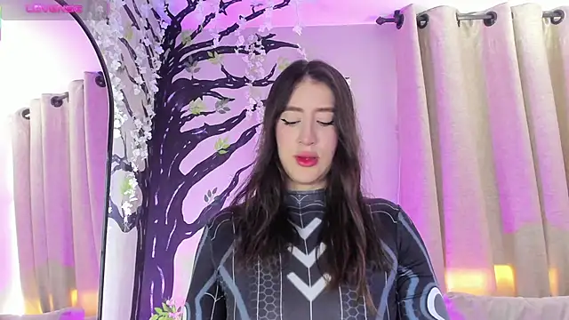 Snapshot of _AlejaCruz_ chatting on 13, 11, 2025 AlejaCruz online show from 13, 11, 2025