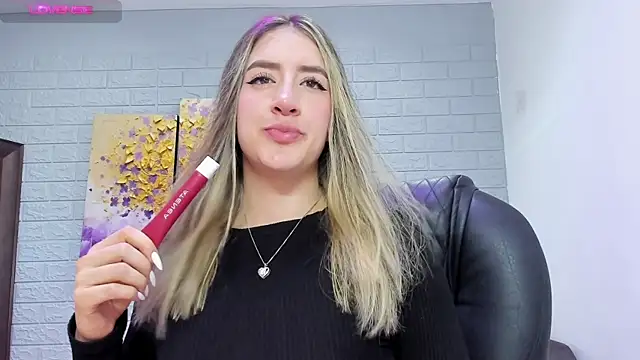 Snapshot of _AlejaCruz_ chatting on 19, 12, 2025 AlejaCruz online show from 19, 12, 2025