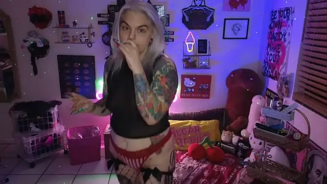 Snapshot of CherryBombBomb chatting on 4, 1, 2025 CherryBombBomb online show from 4, 1, 2025