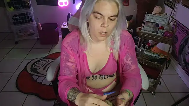 Snapshot of CherryBombBomb chatting on 11, 1, 2025 CherryBombBomb online show from 11, 1, 2025