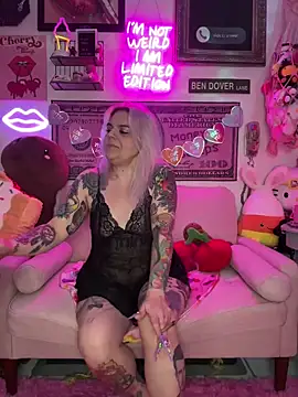 Snapshot of CherryBombBomb chatting on 14, 2, 2025 CherryBombBomb online show from 14, 2, 2025