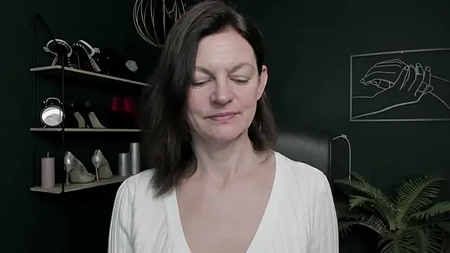 Snapshot of VivianWILD chatting on 5, 11, 2025 VivianWILD online show from 5, 11, 2025