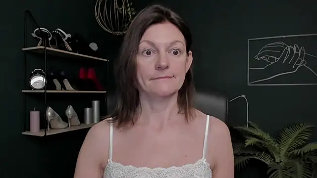 Snapshot of VivianWILD chatting on 6, 11, 2025 VivianWILD online show from 6, 11, 2025