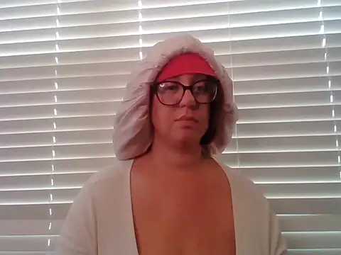 Snapshot of Paisleehaze chatting on 5, 12, 2025 Paisleehaze online show from 5, 12, 2025