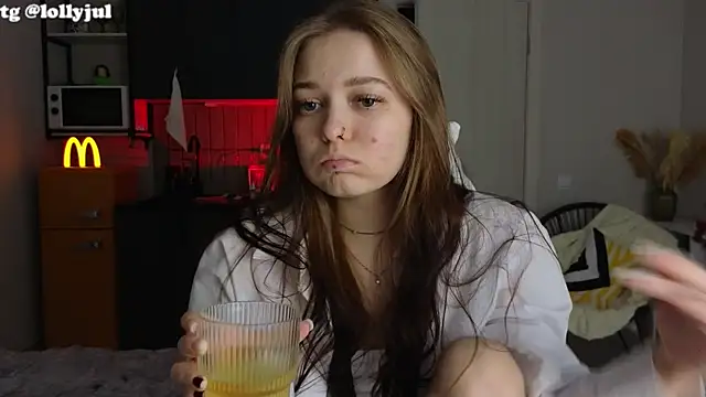 Snapshot of doll_lol_ chatting on 22, 10, 2025 doll lol online show from 22, 10, 2025