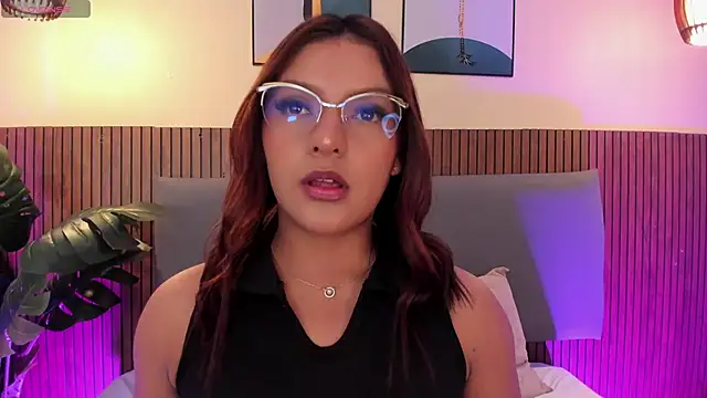 Snapshot of NicolleeEvanss chatting on 5, 5, 2026 NicolleeEvanss online show from 5, 5, 2026