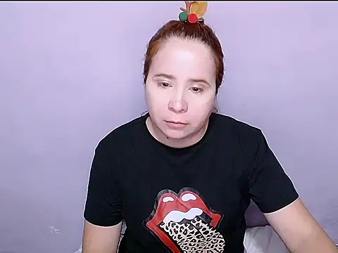 Snapshot of SubLayla01 chatting on 6, 4, 2026 SubLayla01 online show from 6, 4, 2026