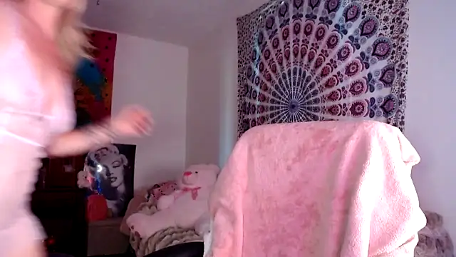 Snapshot of kellywildnnout chatting on 15, 9, 2025 kellywildnnout online show from 15, 9, 2025