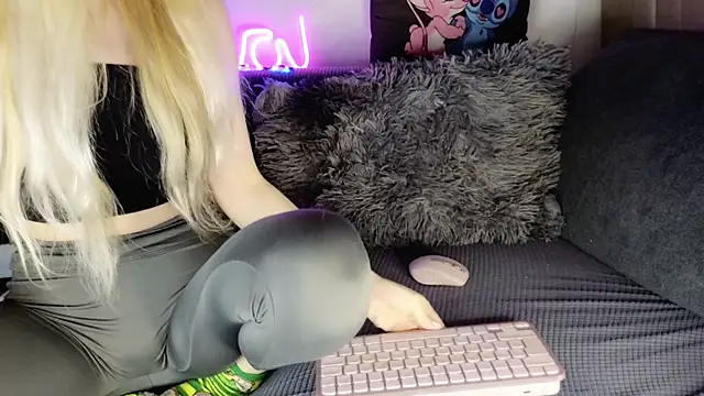 nicollewetpussy online show from 1, 2, 2025