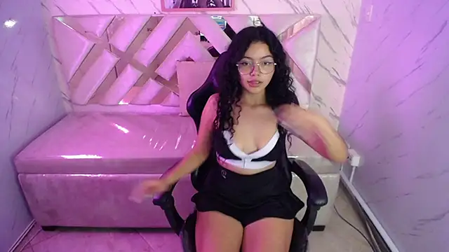 Snapshot of victoria_castillo_b chatting on 15, 3, 2025 victoria castillo b online show from 15, 3, 2025