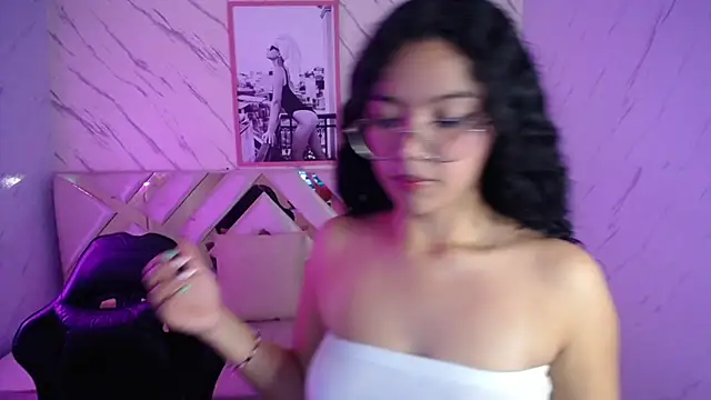 Snapshot of victoria_castillo_b chatting on 21, 3, 2025 victoria castillo b online show from 21, 3, 2025
