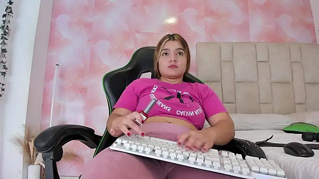 Snapshot of emily_lean_ chatting on 6, 2, 2026 emily lean online show from 6, 2, 2026