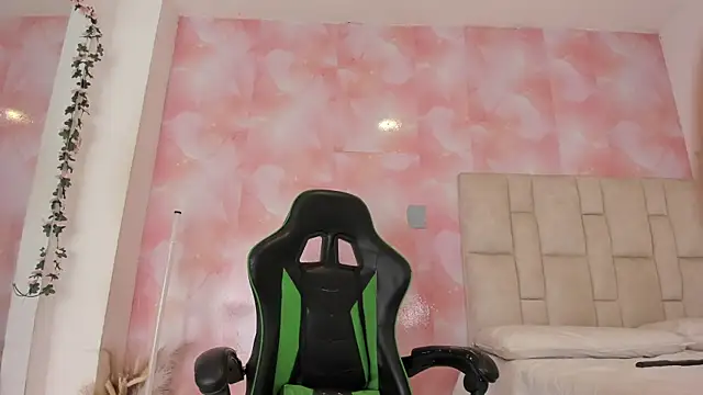 Snapshot of emily_lean_ chatting on 8, 4, 2026 emily lean online show from 8, 4, 2026