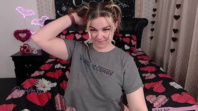 DaisieMaeXO online show from 12, 2, 2025