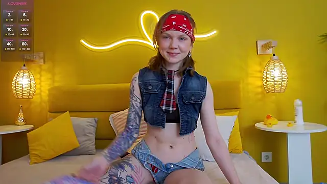 Snapshot of lessysweety chatting on 14, 11, 2025 lessysweety online show from 14, 11, 2025