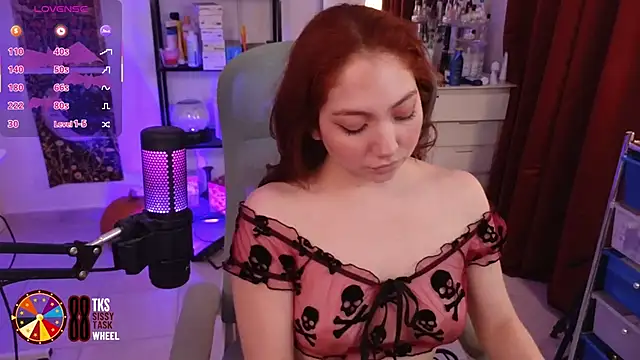 Snapshot of LilyVelvett chatting on 21, 10, 2025 LilyVelvett online show from 21, 10, 2025