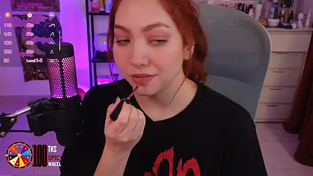 Snapshot of LilyVelvett chatting on 22, 10, 2025 LilyVelvett online show from 22, 10, 2025