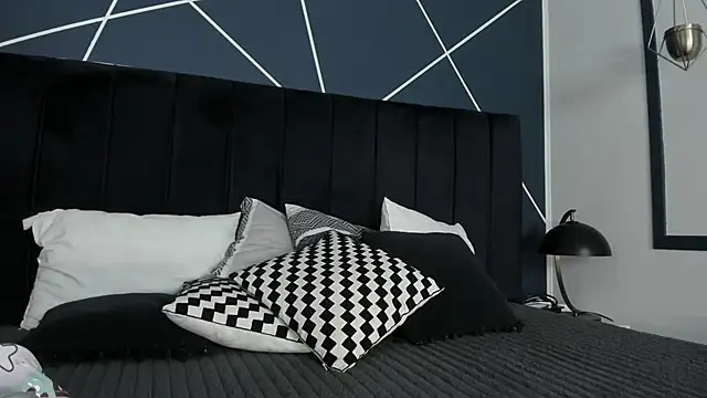 Adeelinee online show from 6, 3, 2025