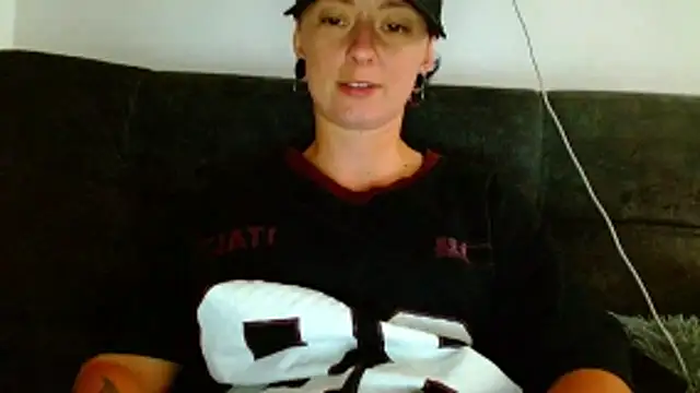 Snapshot of tomboyblue chatting on 23, 4, 2026 tomboyblue online show from 23, 4, 2026