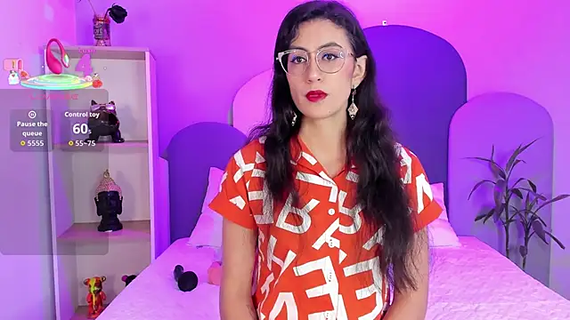 Snapshot of SophieGomez22 chatting on 5, 10, 2025 SophieGomez22 online show from 5, 10, 2025