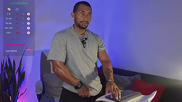 Snapshot of Couple_muscle1 chatting on 21, 4, 2026 Couple muscle1 online show from 21, 4, 2026