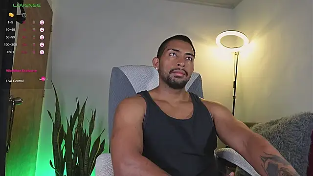 Snapshot of Couple_muscle1 chatting on 29, 4, 2026 Couple muscle1 online show from 29, 4, 2026