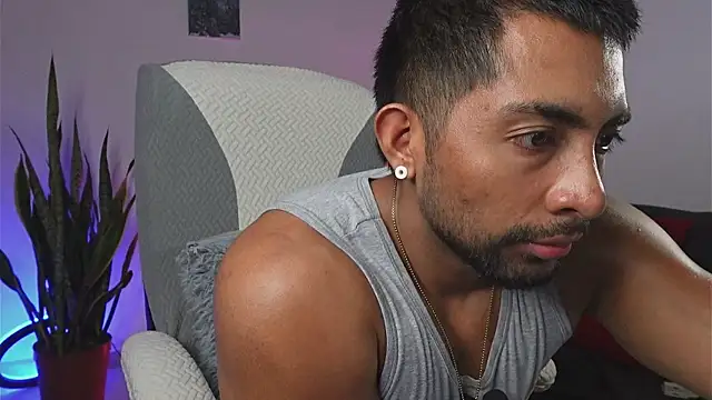 Snapshot of Couple_muscle1 chatting on 31, 5, 2026 Couple muscle1 online show from 31, 5, 2026
