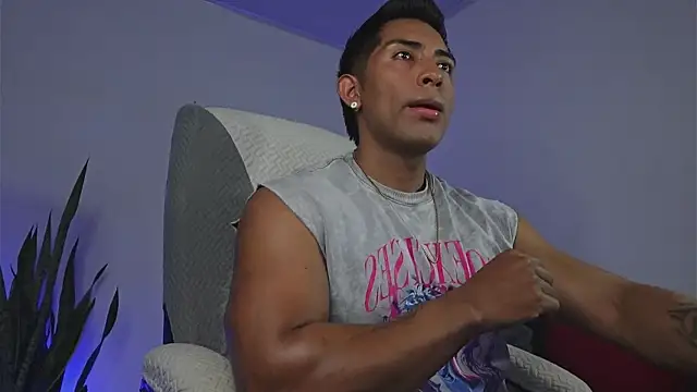Snapshot of Couple_muscle1 chatting on 25, 6, 2026 Couple muscle1 online show from 25, 6, 2026