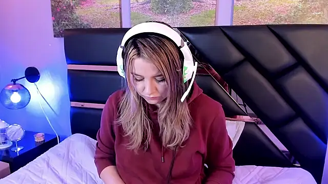 Snapshot of Annie_mone chatting on 10, 12, 2024 Annie mone online show from 10, 12, 2024