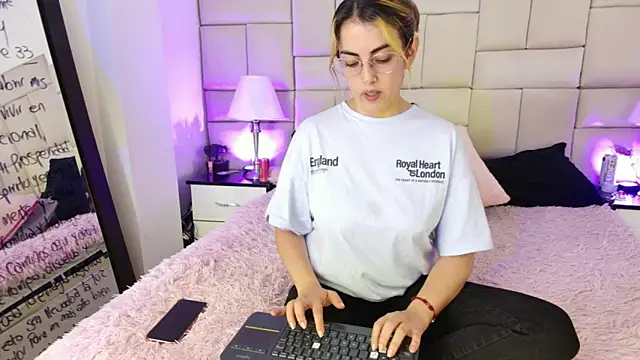 Snapshot of IsisLoveyes_ chatting on 24, 3, 2026 IsisLoveyes online show from 24, 3, 2026