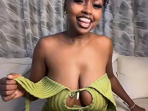 Snapshot of Chocolate_queen2 chatting on 4, 11, 2025 Chocolate queen2 online show from 4, 11, 2025