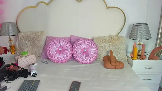 Snapshot of CahitlinBell chatting on 22, 10, 2025 CahitlinBell online show from 22, 10, 2025