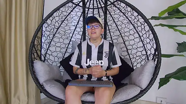 Snapshot of alex_noa chatting on 17, 10, 2025 alex noa online show from 17, 10, 2025