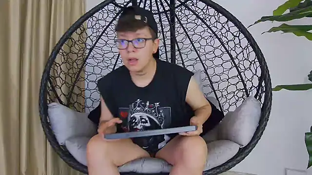 Snapshot of alex_noa chatting on 28, 10, 2025 alex noa online show from 28, 10, 2025