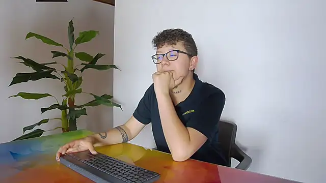 Snapshot of alex_noa chatting on 29, 10, 2025 alex noa online show from 29, 10, 2025